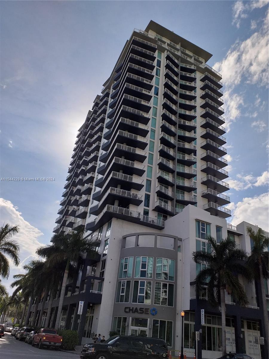 Located at South Edgewater, close to Downtown Miami. Fast access to I/95, I112 (to Miami Airport), M
