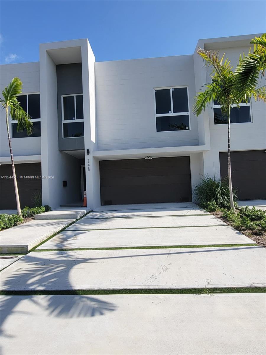 New construction, modern Townhouse with spectacular layout, smart-home 3 Master beds with 4 full bat