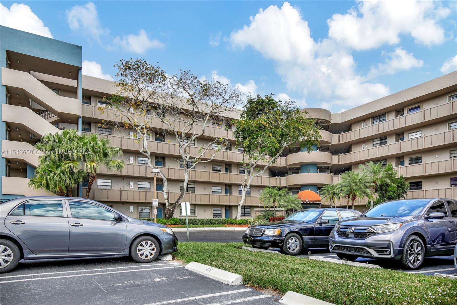 Photo of 1001 Colony Point Cir #517 in Pembroke Pines, FL