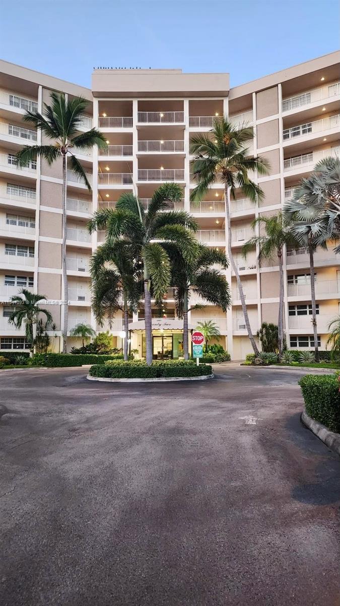 Exquisite remodeled 2-bedroom, 2-bathroom unit with great views and location in the Palm Aire Commun