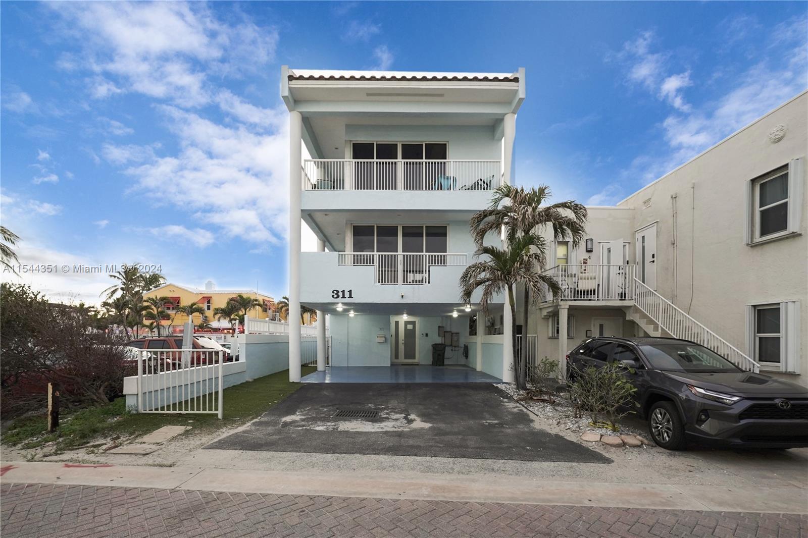 Photo of 311 N Surf Rd in Hollywood, FL