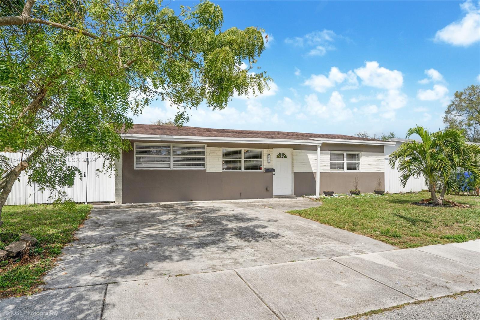 Photo of 6651 Greene St in Hollywood, FL