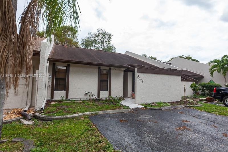 Photo of 9678 NW 16th Ct in Pembroke Pines, FL