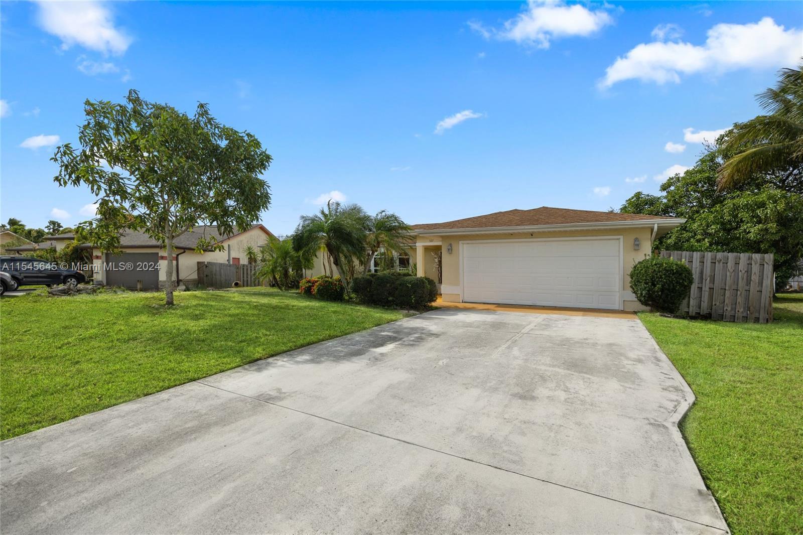 Photo of 527 SE Cliff Rd in Port St Lucie, FL
