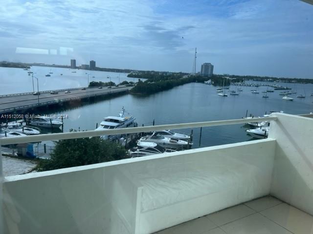 GREAT OPPORTUNITY. SPECTACULAR 1/1 APARTMENT, AMAZING WATER VIEW/SKYLINE FROM THE OPEN BALCONY, 1 BE