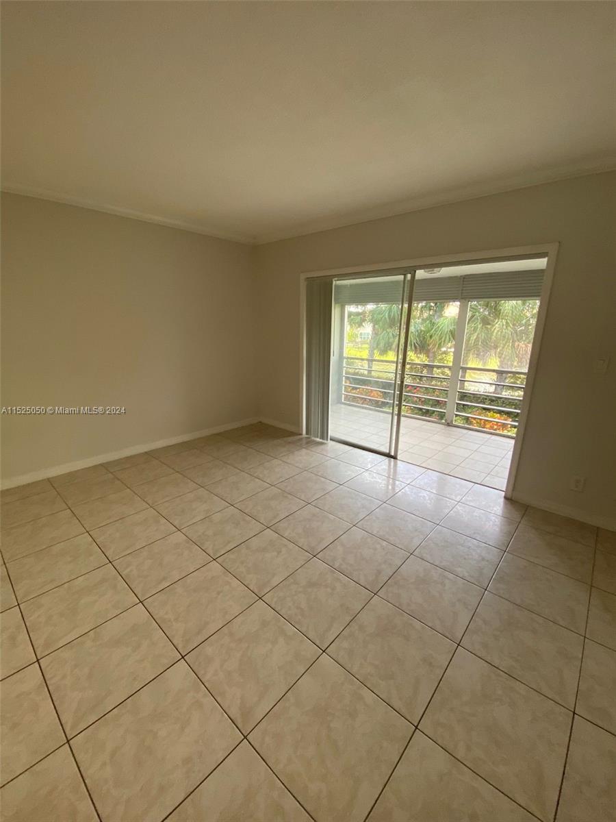 Spacious and bright 2 bedroom, 2 bathroom apartment, 1 full suite with walk in closet. Full kitchen,