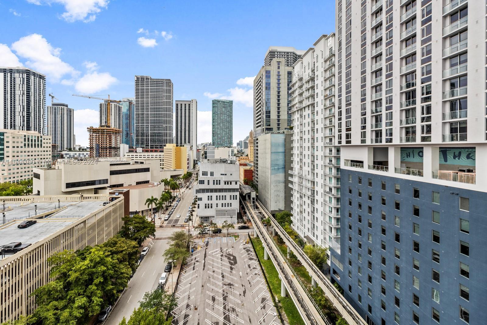 FANTASTIC VIEWS OF THE CITY FROM THIS 14TH FLOOR RESIDENCE IN THE HEART OF DOWNTOWN MIAMI! THIS SPAC