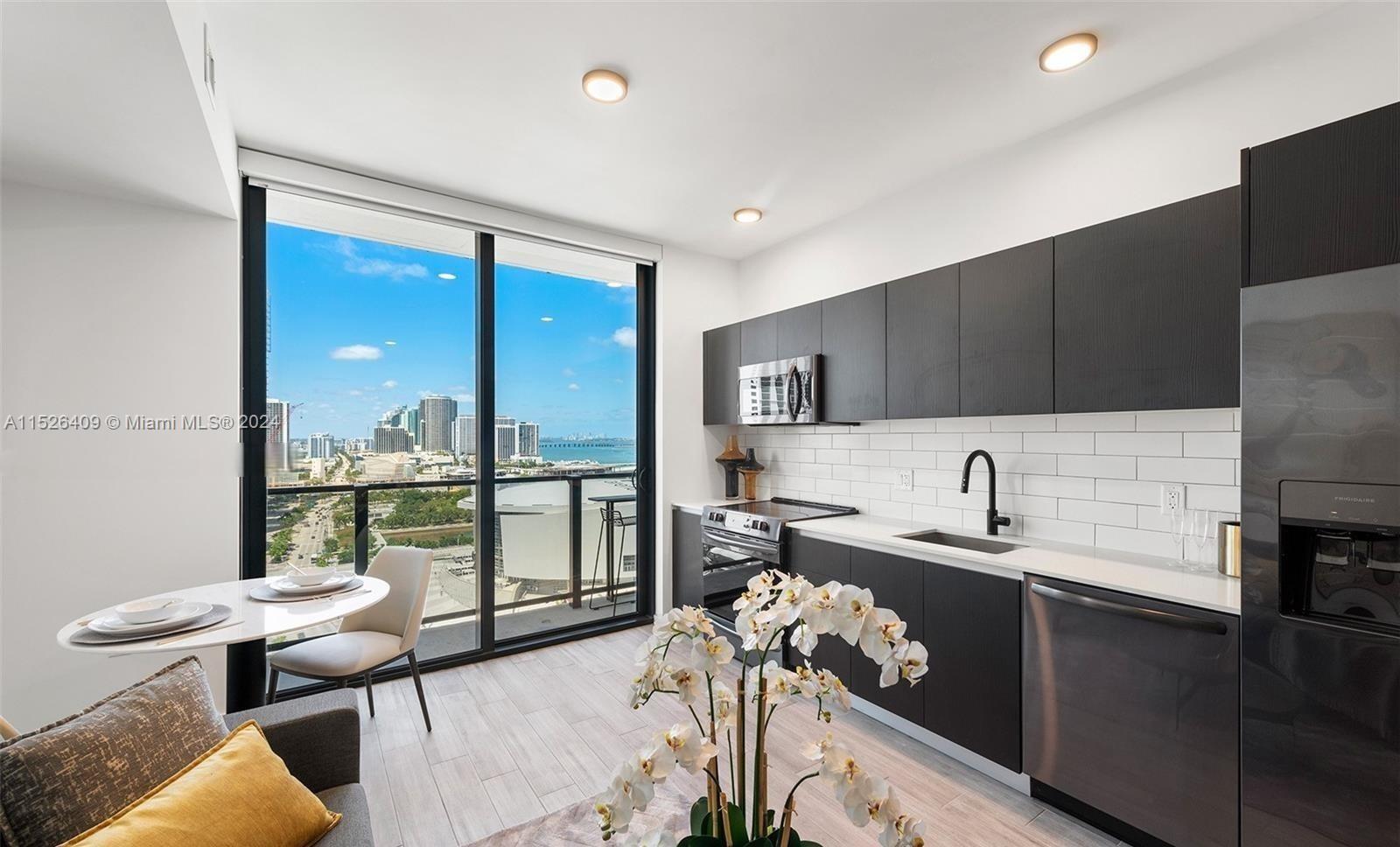 Welcome to this stunning studio hotel/condo unit situated in downtown Miami's vibrant heart. Offerin