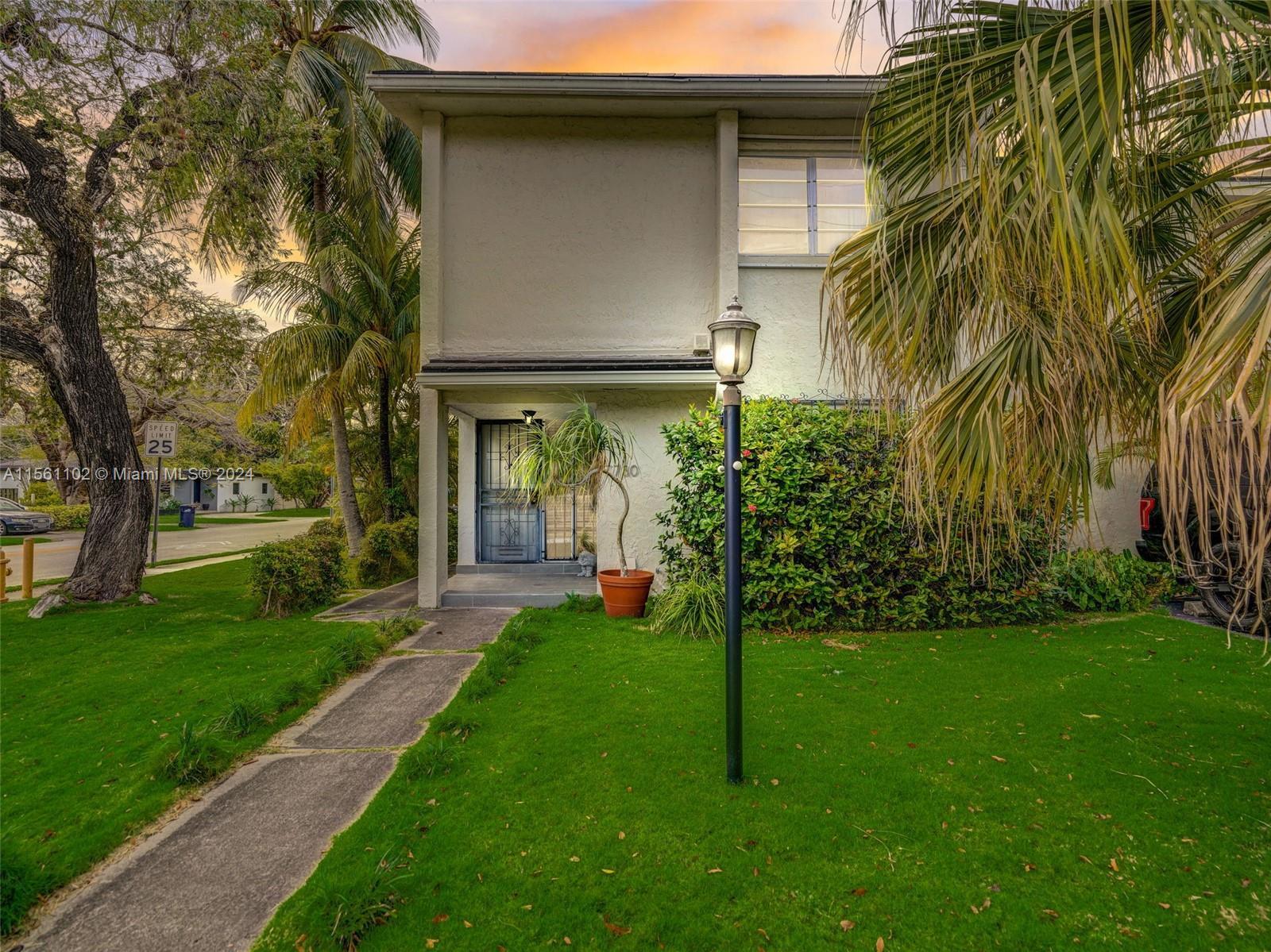 Introducing a charming corner-lot townhome condo in South Miami. This 2-story residence boasts 1554 