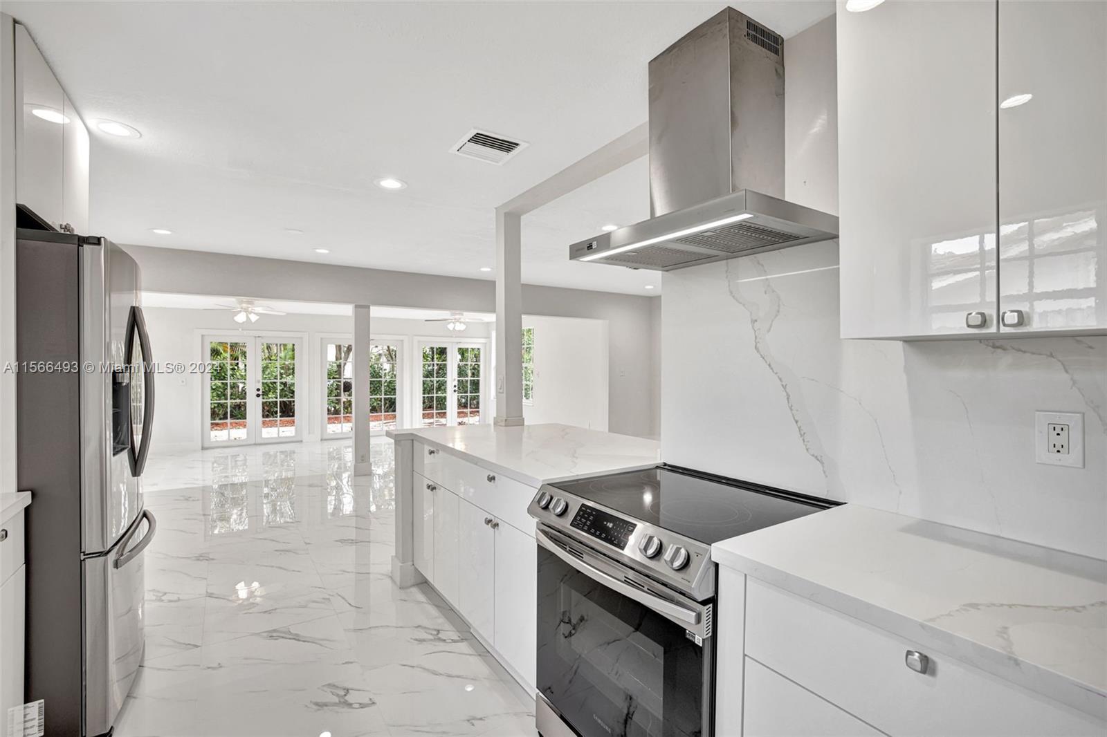 Gorgeous Imperial Point Renovated Home w/ open floor plan, great room w/ New Quartz Gourmet Kitchen 