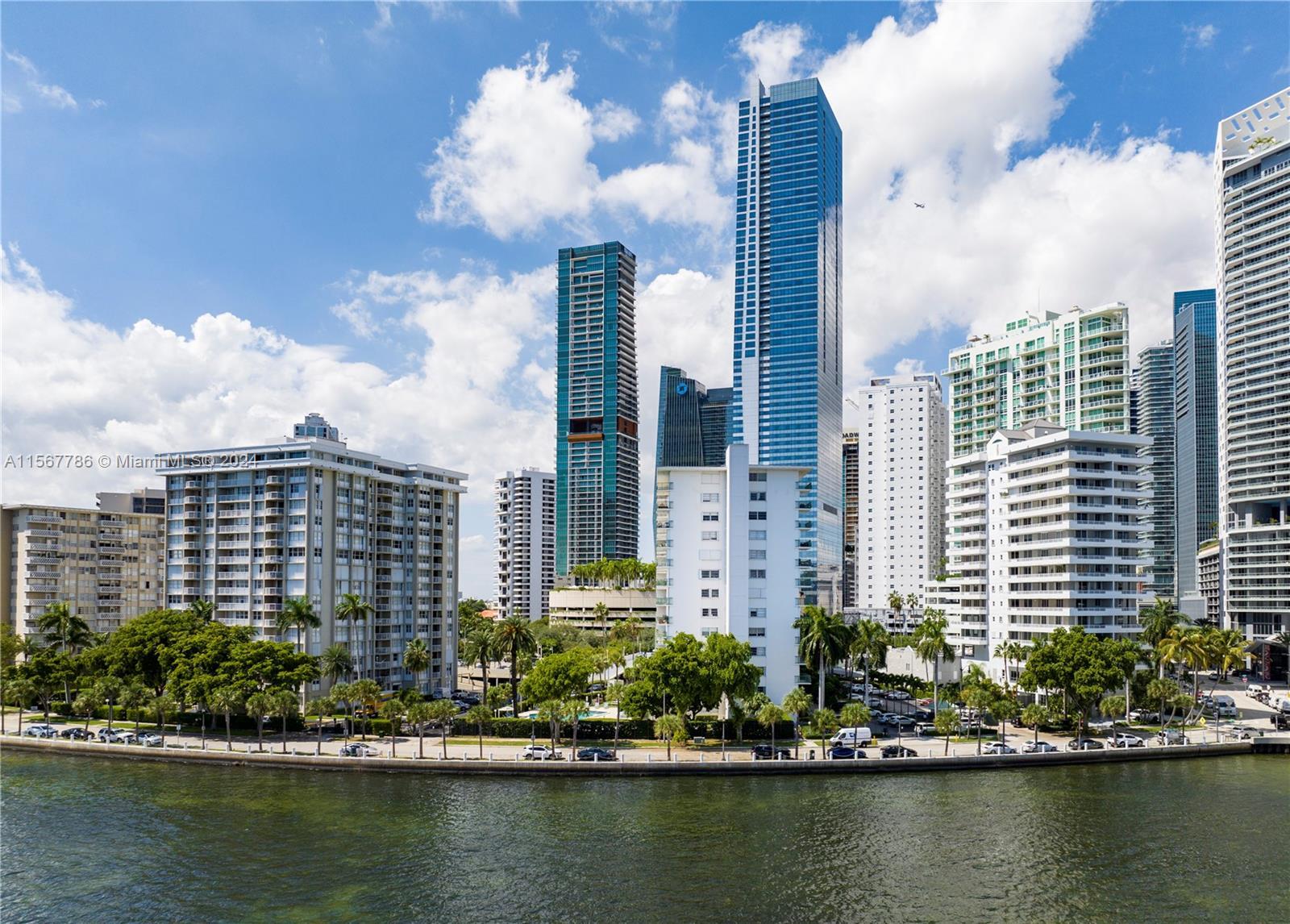 Prime location in the bustling finance and business hub of Brickell, this bayside gem offers a spaci