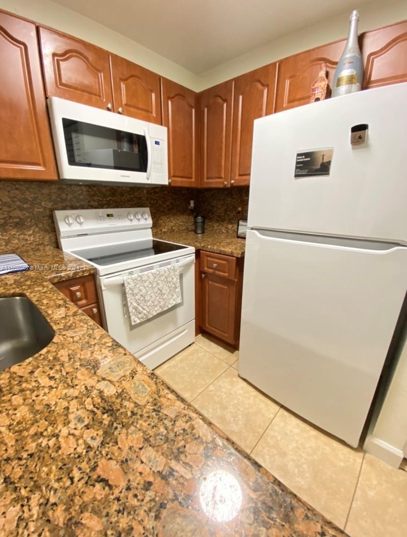 Comfortable, Spacious Well Maintained 2/2 Condo, Washer and Dryer in the Unit. Gated community with 