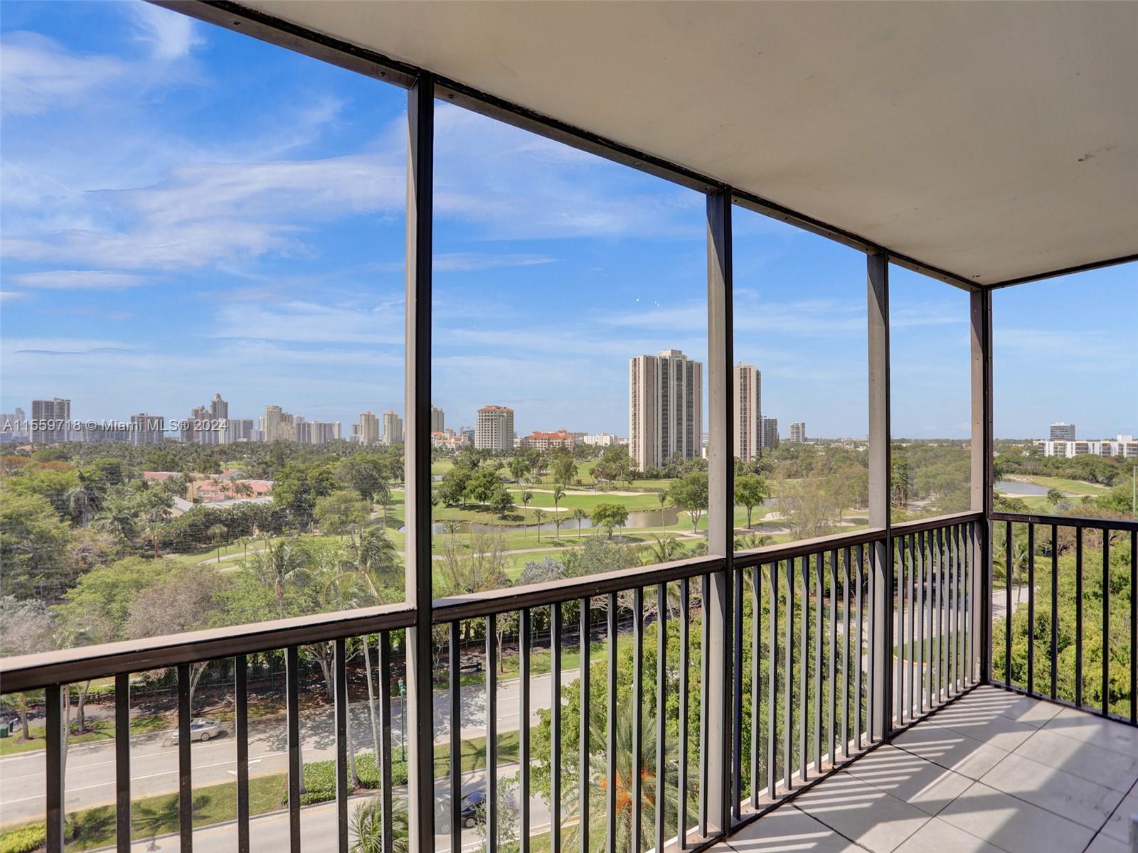 Breathtaking views of the Turnberry golf course and the 3 mile 'circle' of Aventura...bike, skate, w