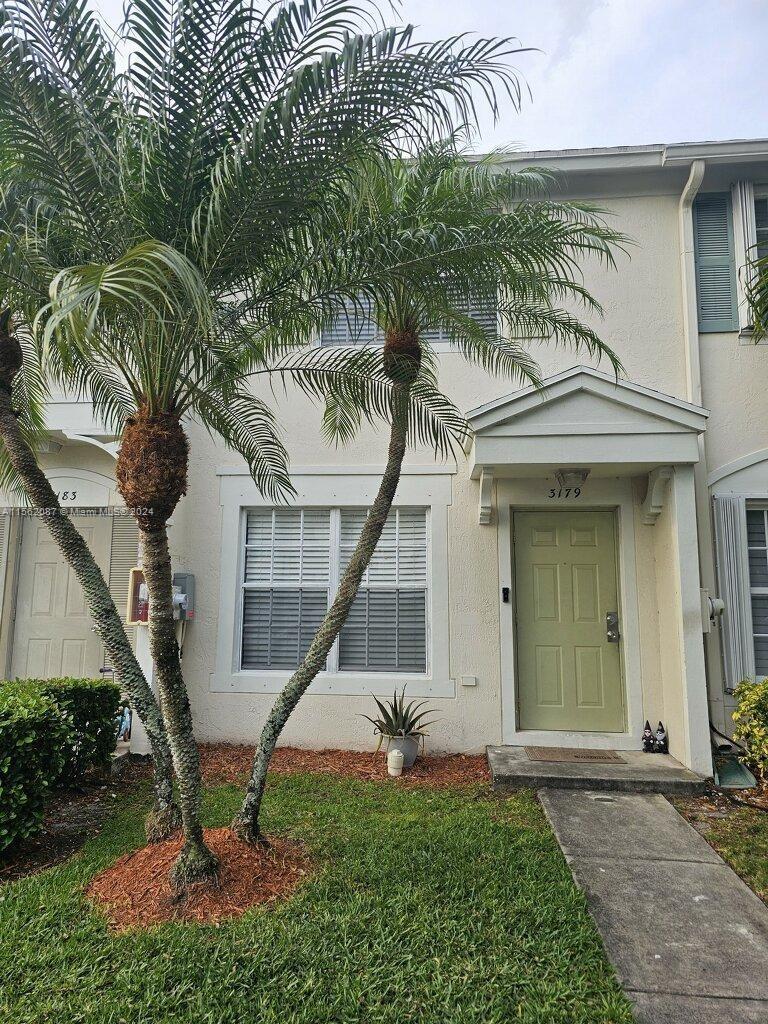 OAKBRIDGE, A HIDDEN COMPLEX, 2 BED,1.5 BATHS, ON WIDE LAKE, GREAT VIEW, UPGRADED KITCHEN, TILE FLRS 