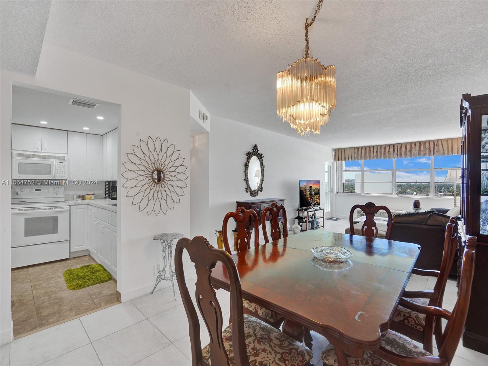 Beautiful 2 bedroom 2 bathroom penthouse condo in the heart of Ft. Lauderdale. This magnificent resi