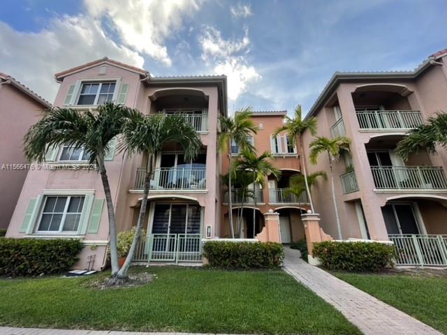 Beautiful first floor condo. 2 master bedrooms and 2 spacious bathrooms in a very desirable area at 