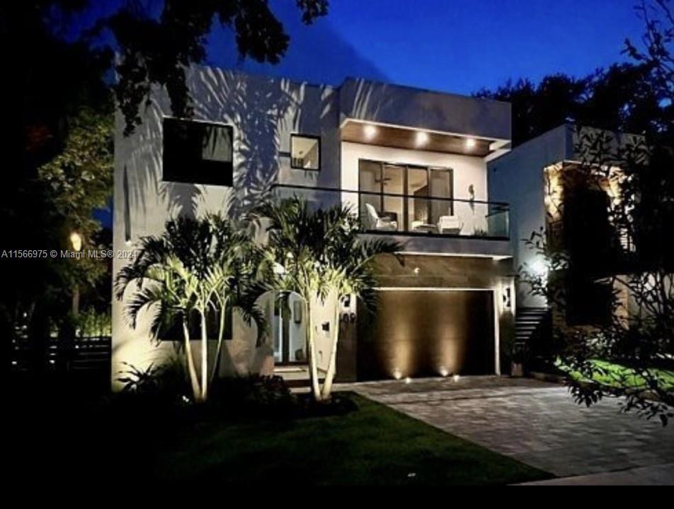 Modern luxury located in the prestigious Victoria Park. The house features a spacious layout of appr