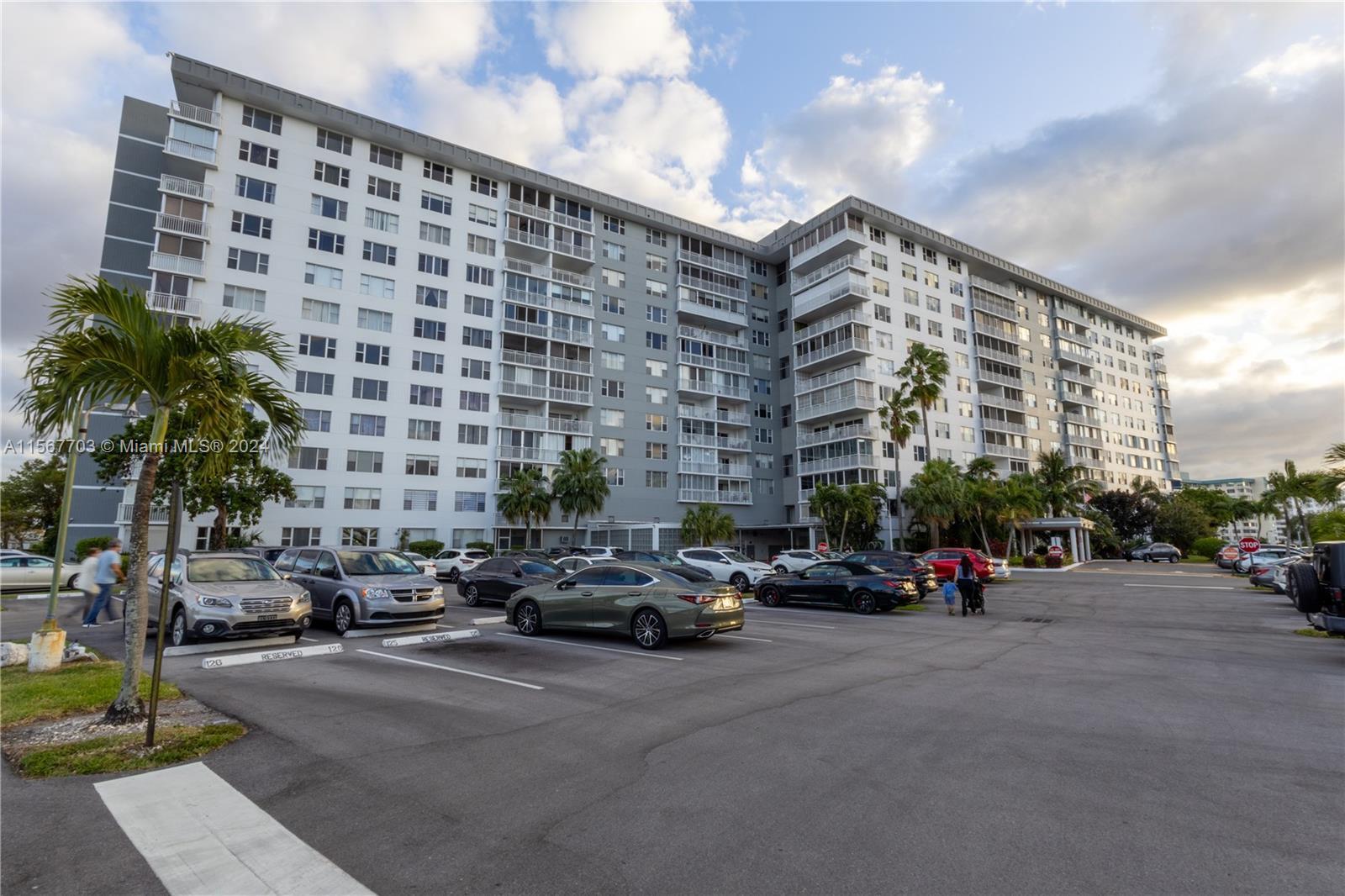 Photo of 3800 Hillcrest Dr #310 in Hollywood, FL