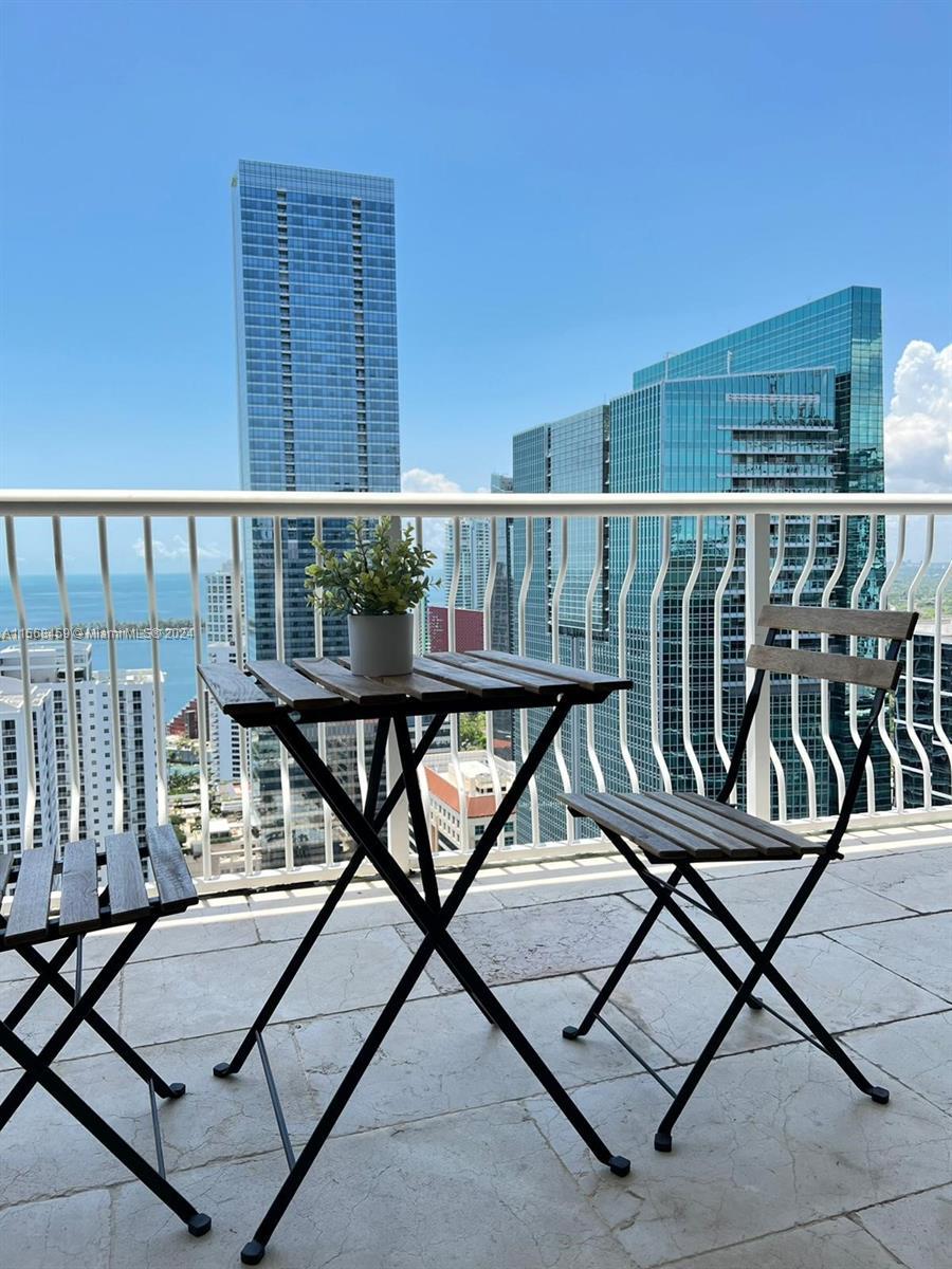 Excellent condo! 1 bedroom / 1 bath in the heart of brickell. Located just minutes away from the bea