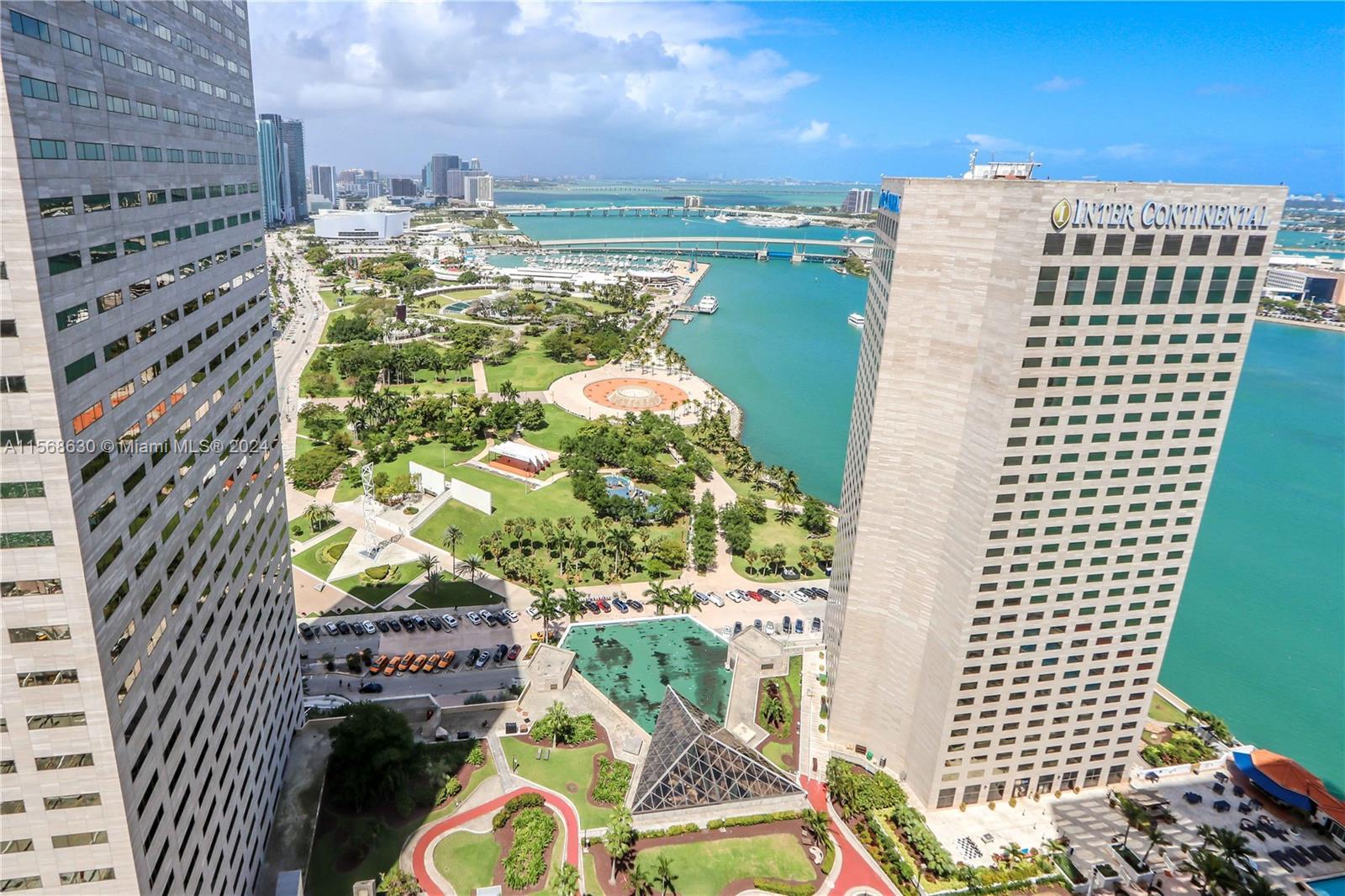 Beautiful 1bd 1bth condo with direct views of Biscayne Bay, Bayfront Park and Miami Skyline. Condo i