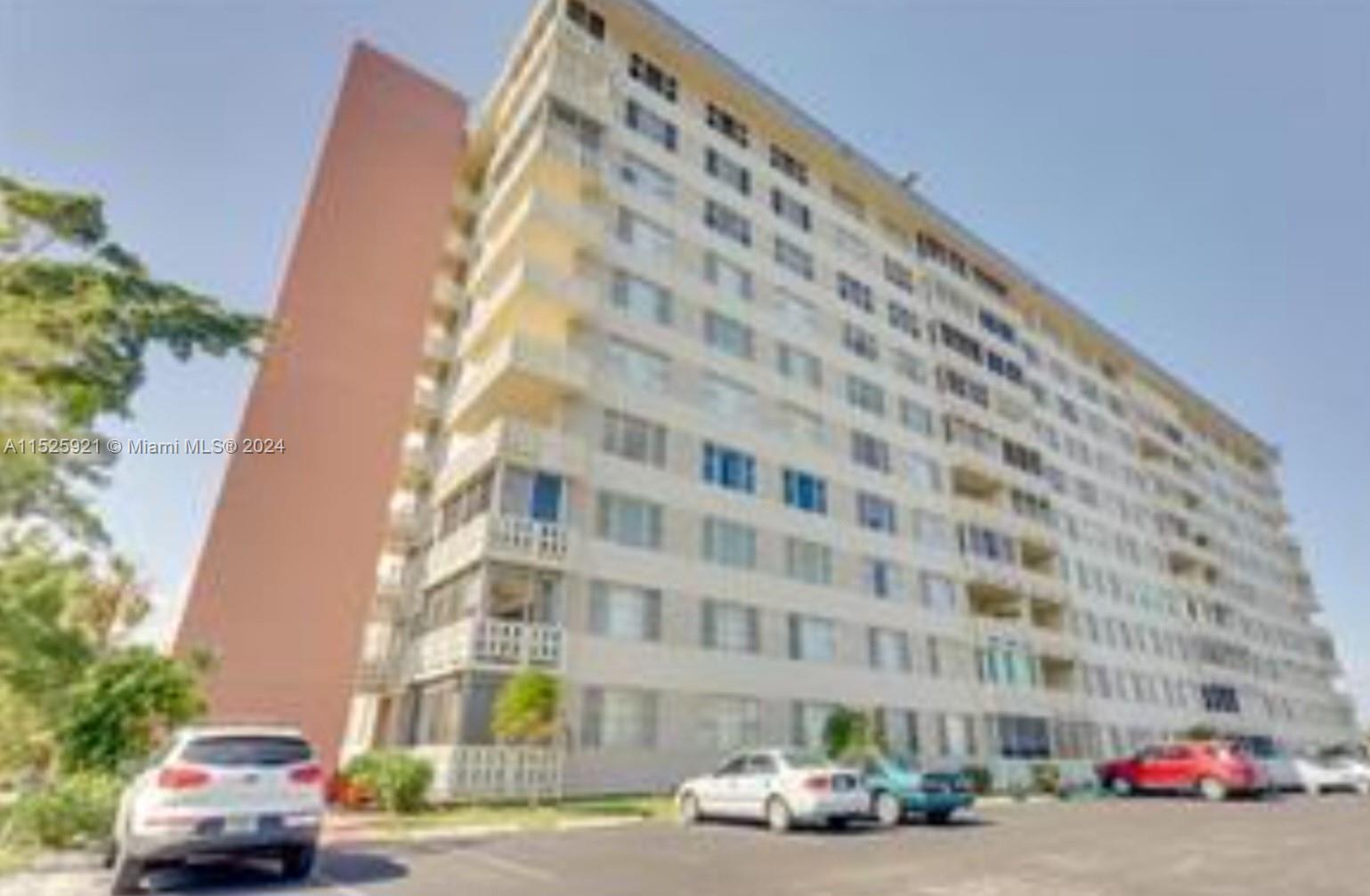 Photo of 4350 Hillcrest Dr #715 in Hollywood, FL