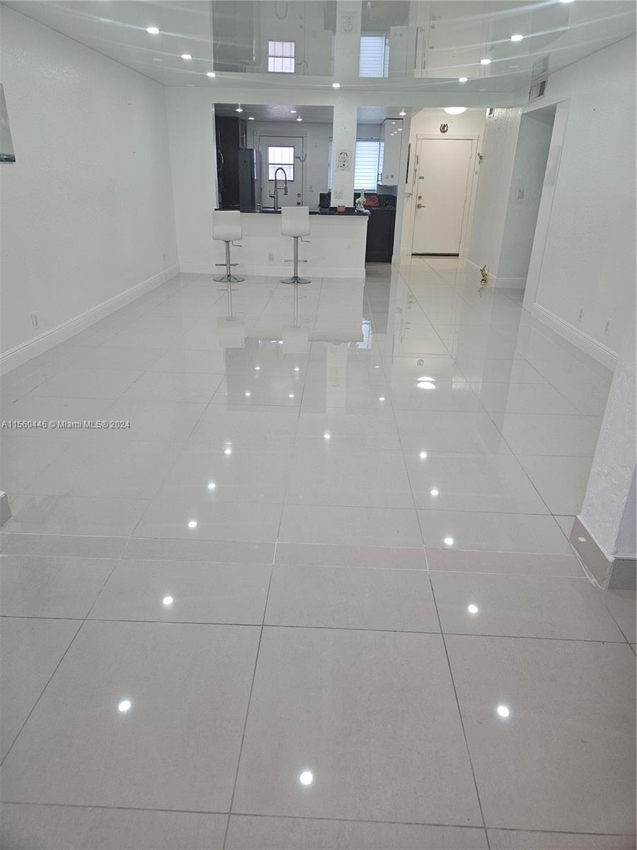 Low Monthly expenses for a 2 bdms 2 full baths, Unfurnished Fully renovated condo in the heart of Ha