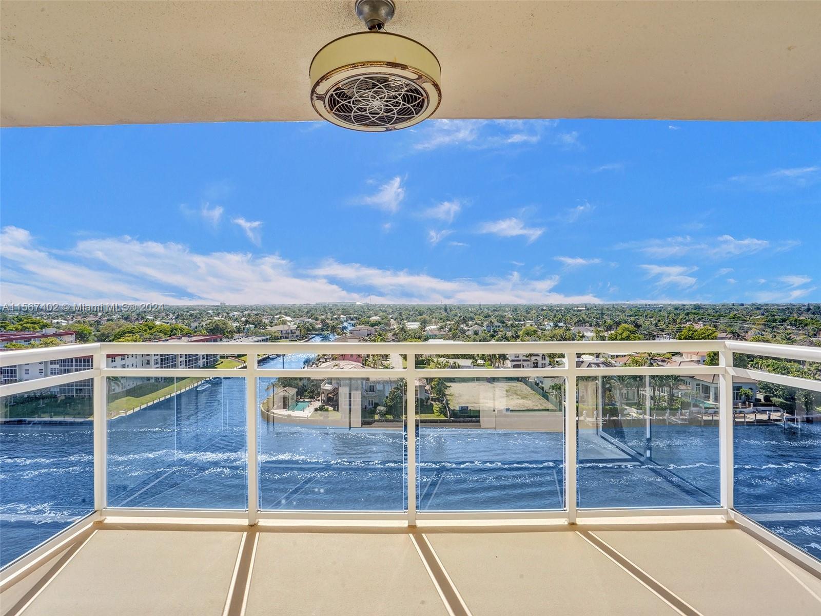 ENJOY A BREATHTAKING DIRECT INTRACOASTAL VIEW FROM THAT VERY NICE 2 BEDROOMS/2 BATHROOMS CONDO ON TO