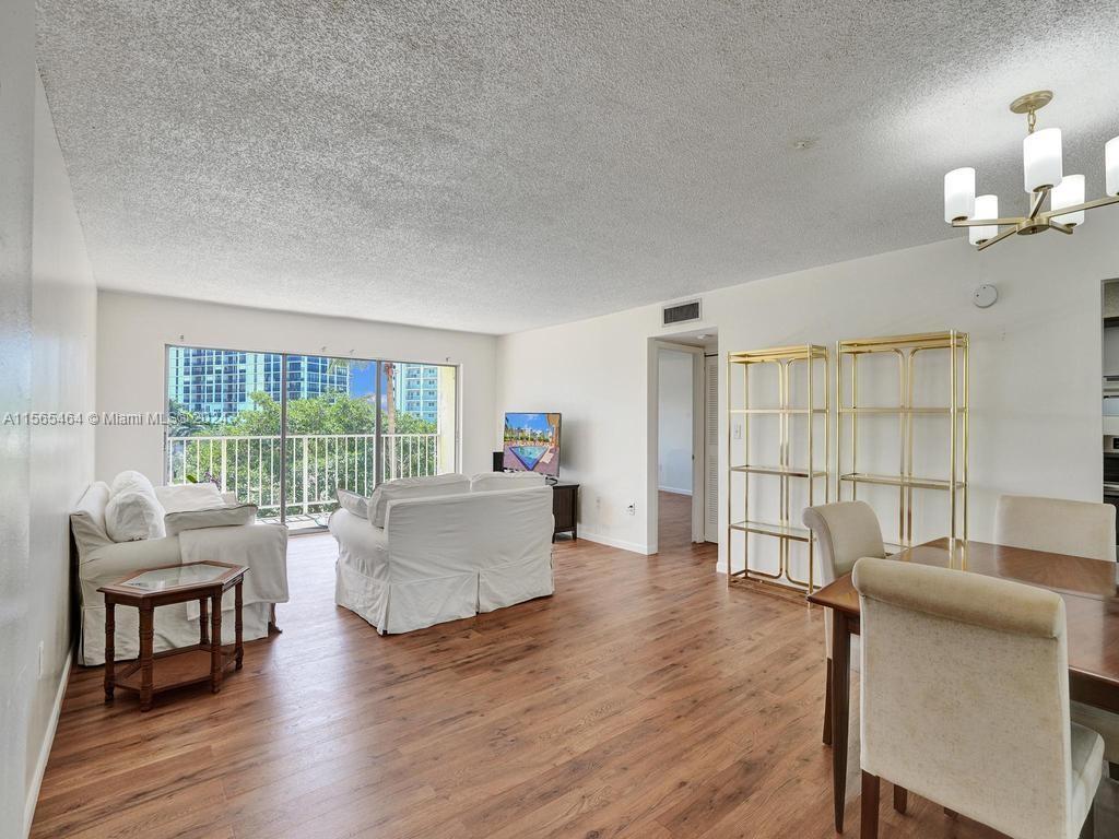 GREAT INVESTMENT OPPORTUNITY!! SPACIOUS 1 BEDROOM 1.5 BATHROOM IN THE HEART OF SUNNY ISLES BEACH, NE