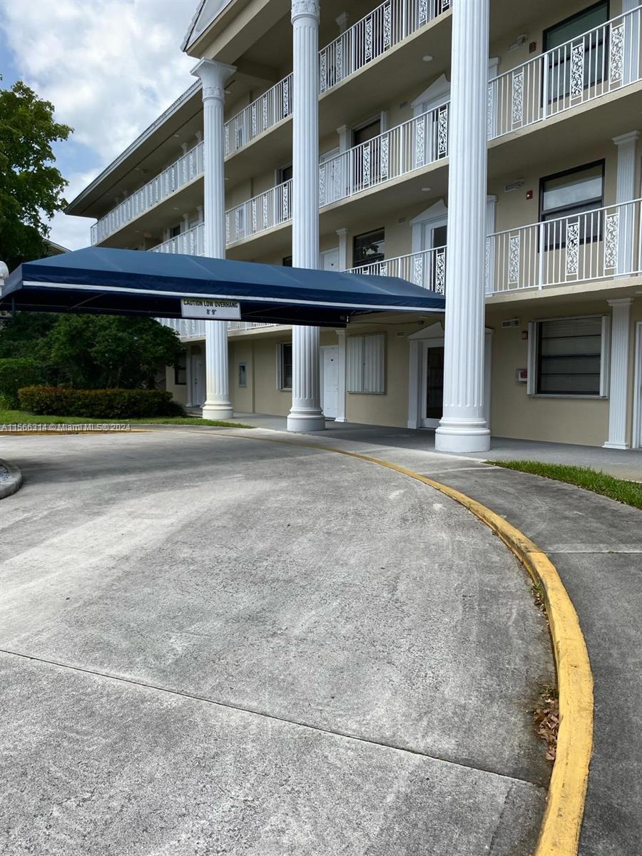 Large and bright condo. 2BR/2BA + bonus rom den and large laundry. Perfect for first time buyers and