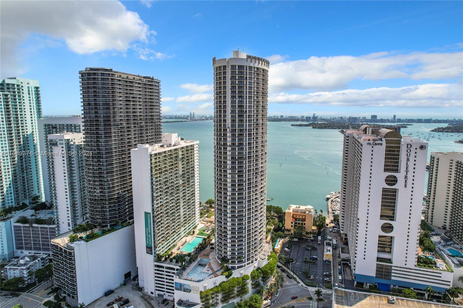 Luxurious studio unit in Miami's Media & Entertainment District, within Opera Tower. Offers stunning