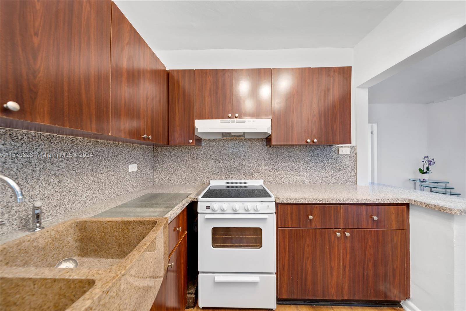 7% CUP! MIAMI BEACH! Oversized one bedroom plus den with balcony. Unit fully renovated . New AC. Bes