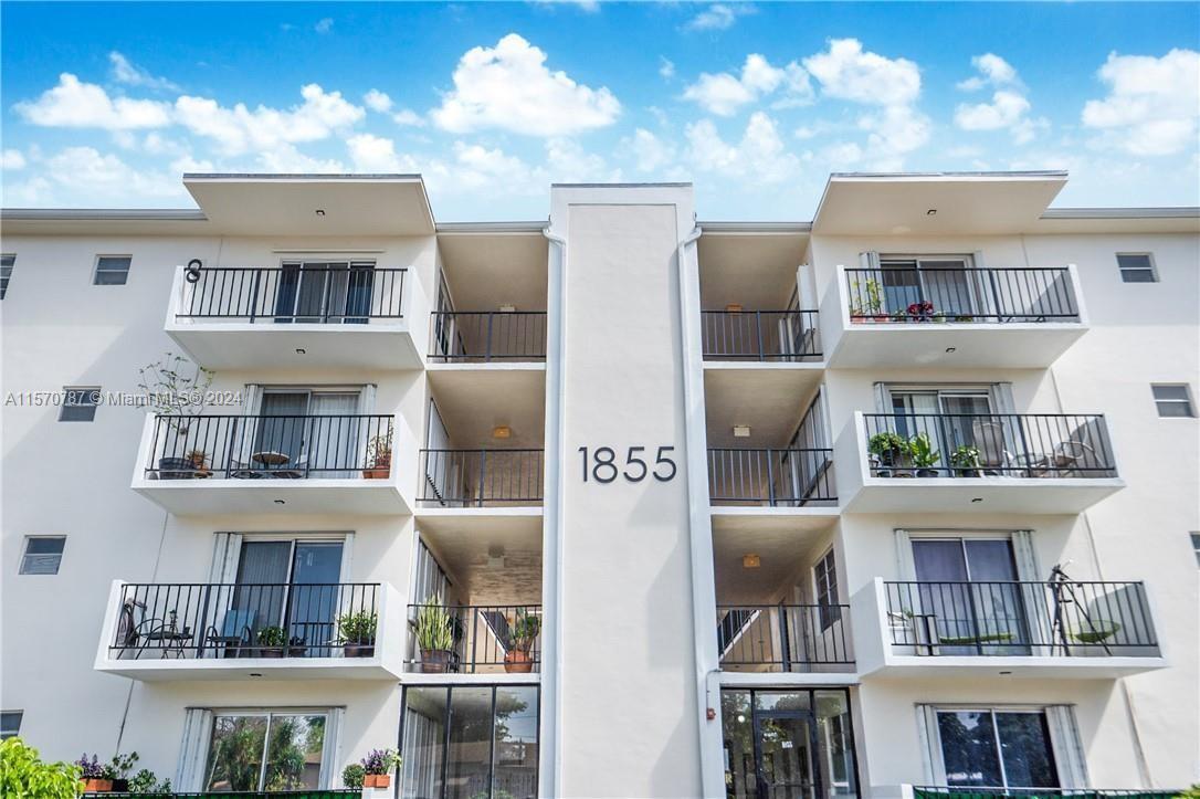 Spacious 2/2 corner condo next to US1, minutes from famous Hollywood Circle restaurants and shoppes.