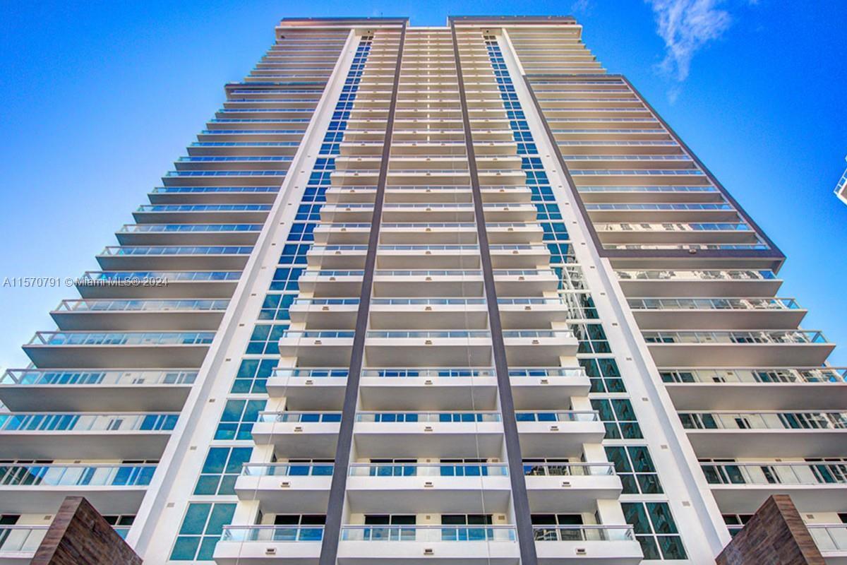 The Bond 1BR/1.5 Loft in the heart of Brickell. Spacious and modern concept with ultra-high ceilings