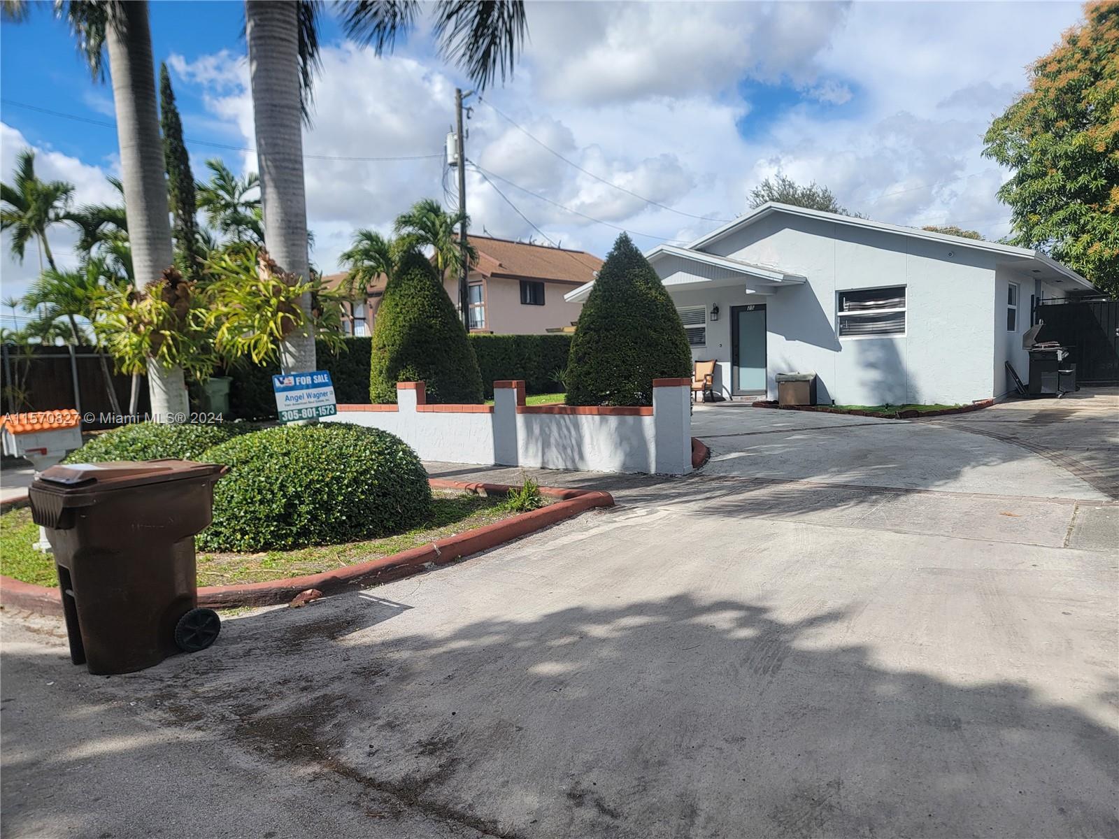 Great opportunity in the center of Hialeah.  Beautiful 4/3 home.  Impact windows and doors.  Nice ba