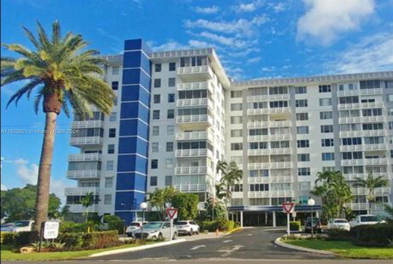 Photo of 4350 Hillcrest Dr #715 in Hollywood, FL