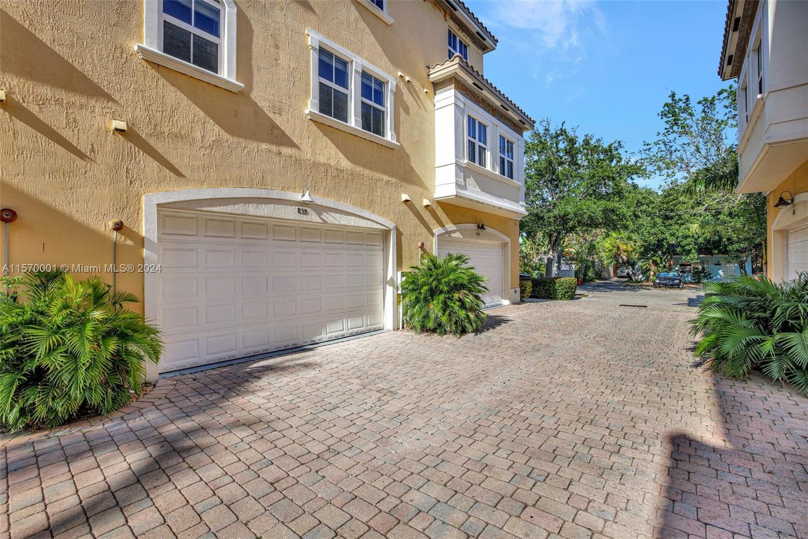 Charming, spacious four bedroom Townhome in the heart of Victoria Park only minutes from Las Olas. E