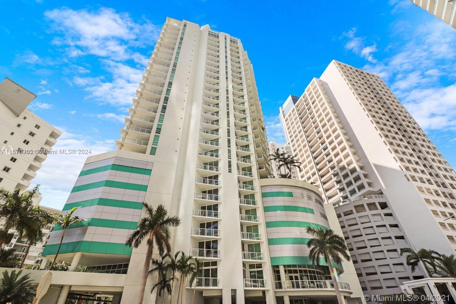 EXQUISITE CONDO IN THE HEART OF BRICKELL WITH EXTRAORDINARY VIEWS OF THE BAY AND CITY. THIS 2/2.5 OF