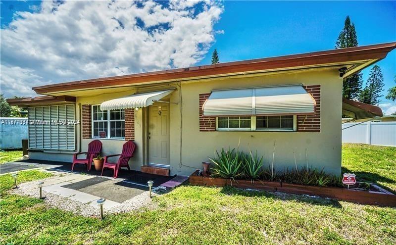 Charming 2 bed, 1 bath single-family home with a bonus Florida room and additional bath, perfect for