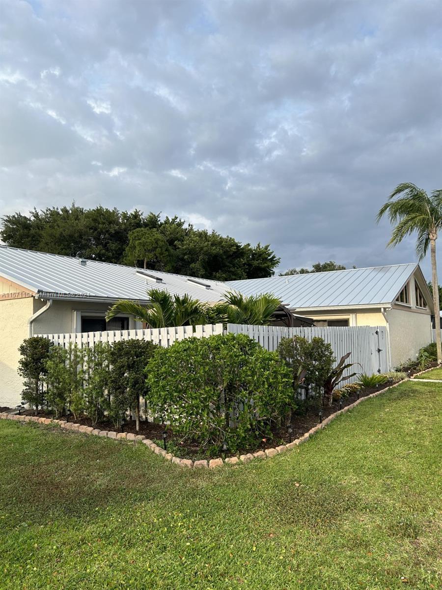 Updated modern 2 bedroom, 2 bath villa with smooth vaulted ceilings and two skylights. New flooring,