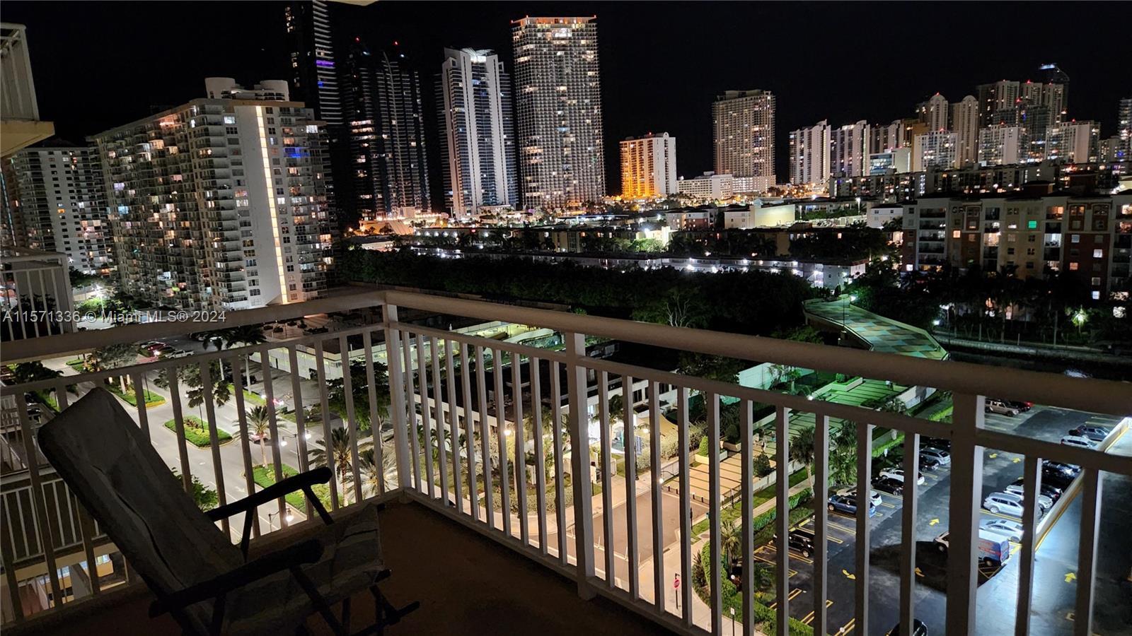 Wonderful 1 bedroom / 1.5 bathrooms on the 14th floor with wonderful southern views of Sunny Isles B