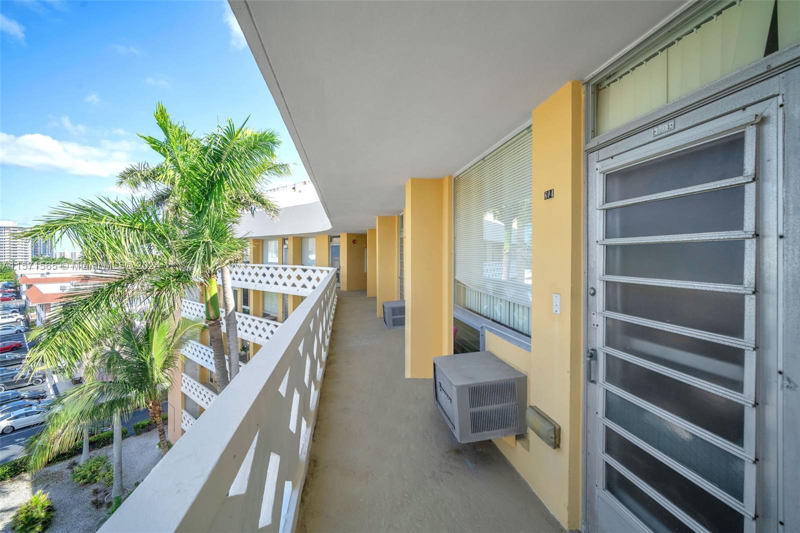 Top floor unit with wide view of the outstanding location in Fort Lauderdale, and it is a few minute
