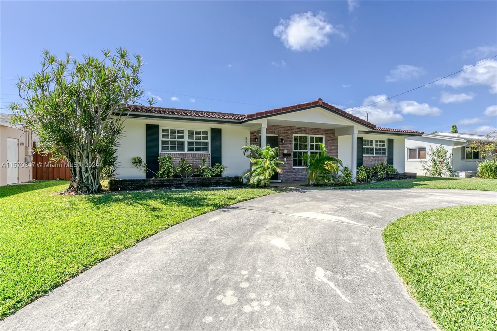 Beautiful paradise for the whole family in South Florida. Fully renovated very spacious 4 bedrooms 3