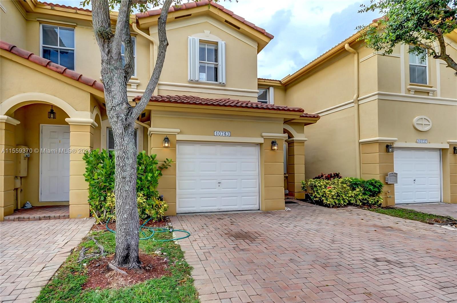 Enjoy living at Doral in a 3 Bedrooms and 2 complete Bathrooms with a Half Bath downstair. The prope
