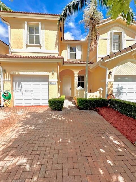 MAGNIFICIENT OPPORTUNITY TO OWN THIS 3 BEDROOM, 2.5 BATHROOM TOWNHOME LOCATED IN POLPULAR "KENDALL B