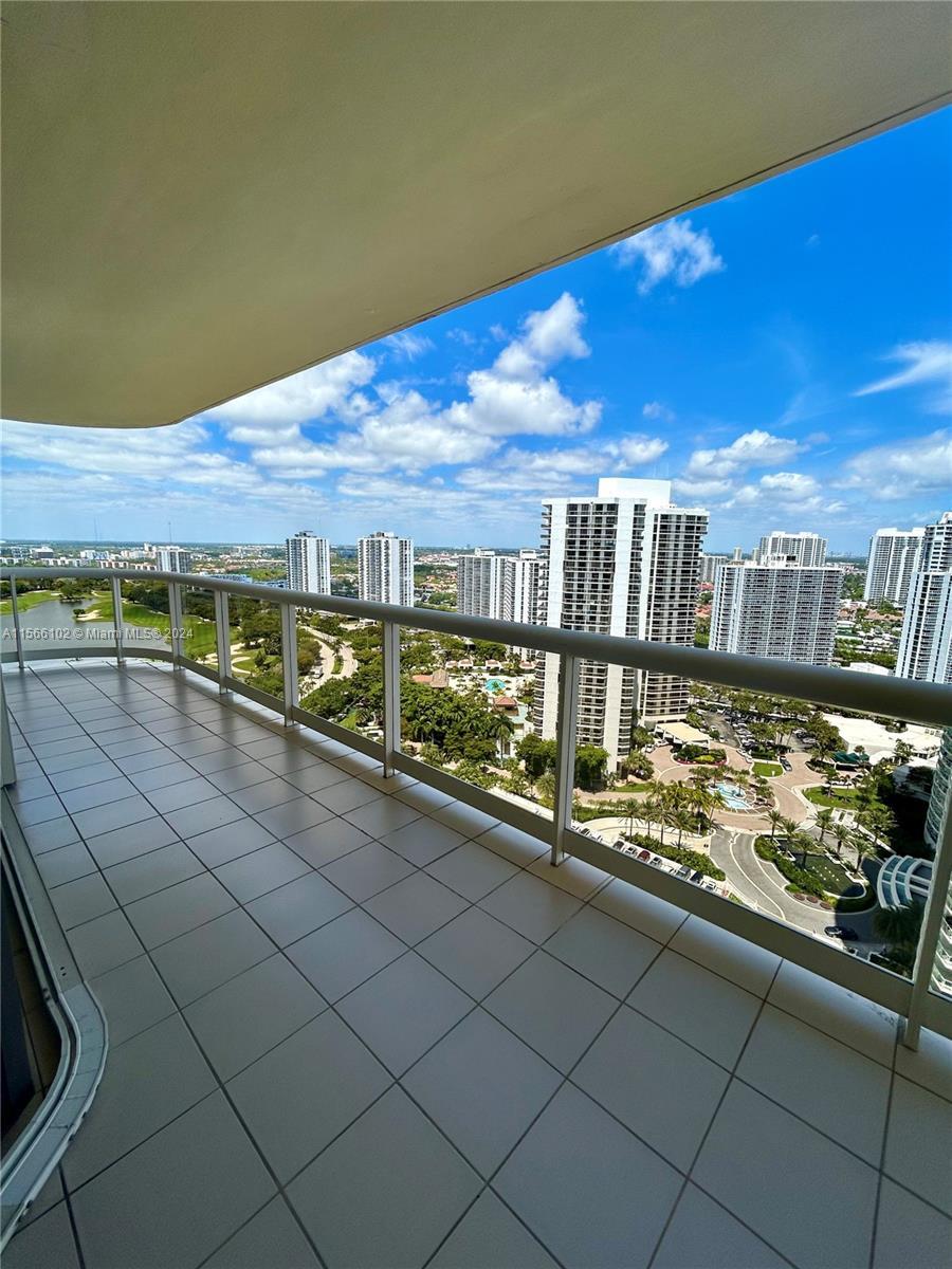Spectacular split  2/2 in the heart of prestigious  Aventura. Perfectly maintained, freshly painted,