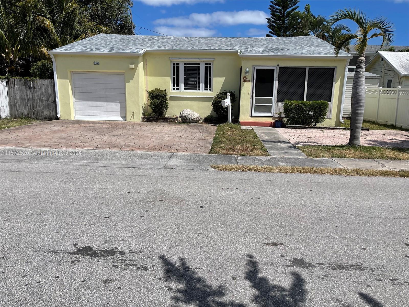 Photo of 1607 Hayes St in Hollywood, FL