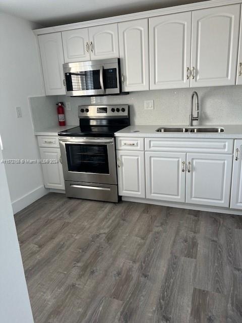 BEAUTIFUL REMODELED TWO BEDROOMS TWO BATHS CORNER UNIT WITH FENCED COVERED PARKING AND LOTS OF VISIT