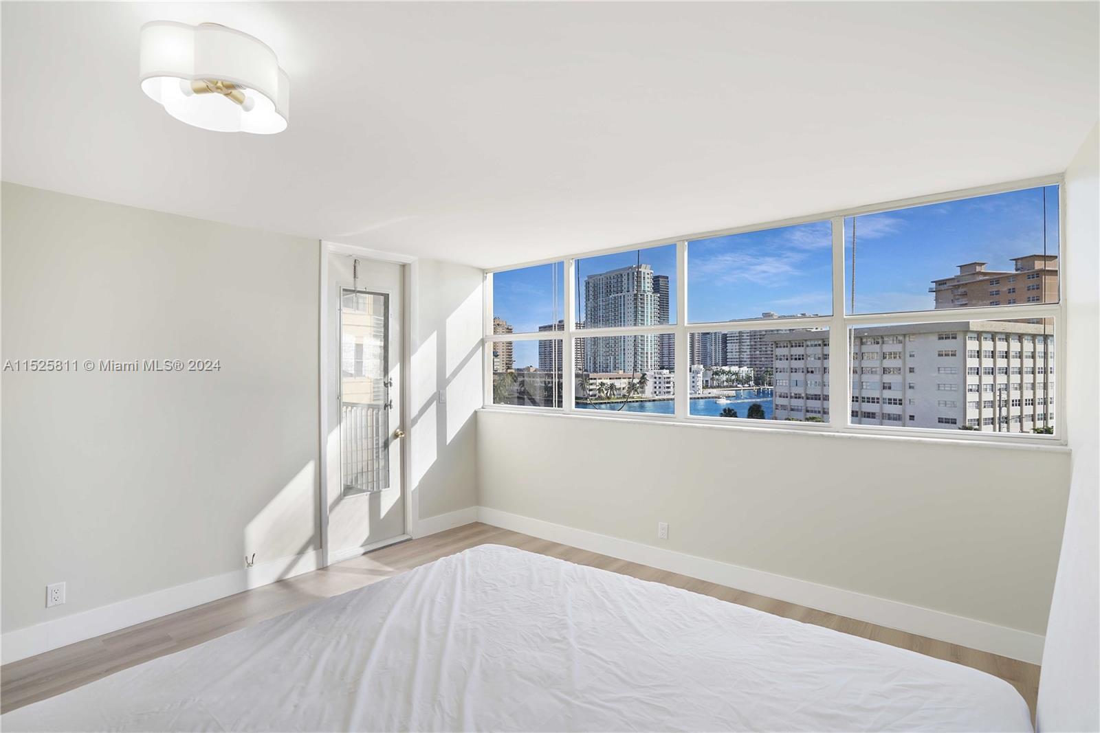 Amazing 1/1 condo with almost 1000 ft living area, spectacular views from every room. Remodeled kitc