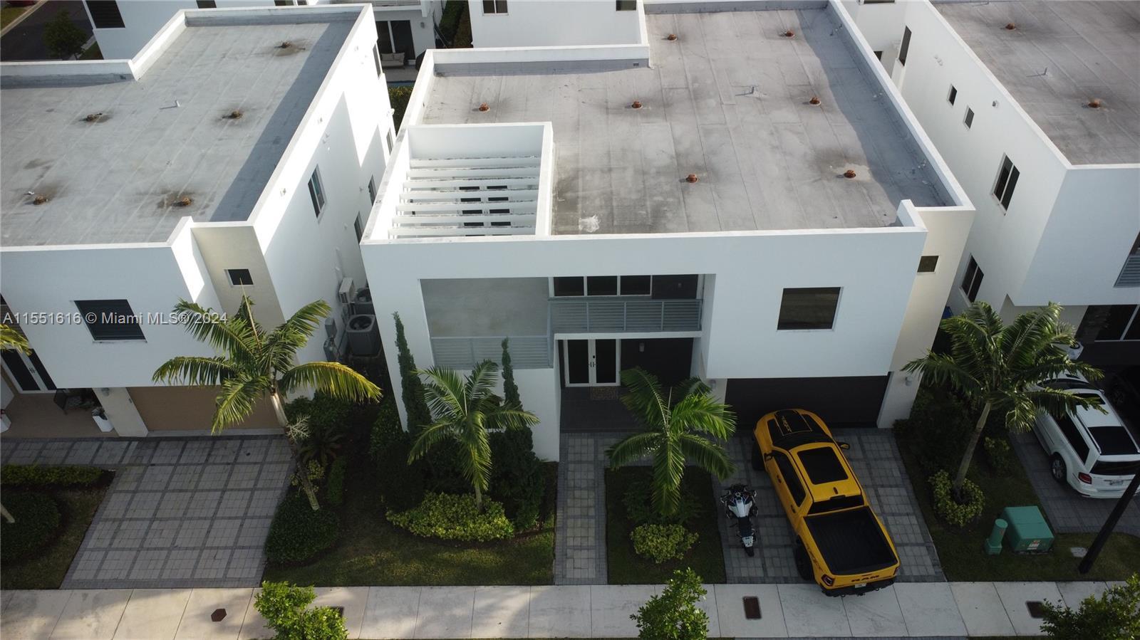 Amazing Modern Doral 2 Floor House With Pool. Located close to Commercial areas and Parks. Well main