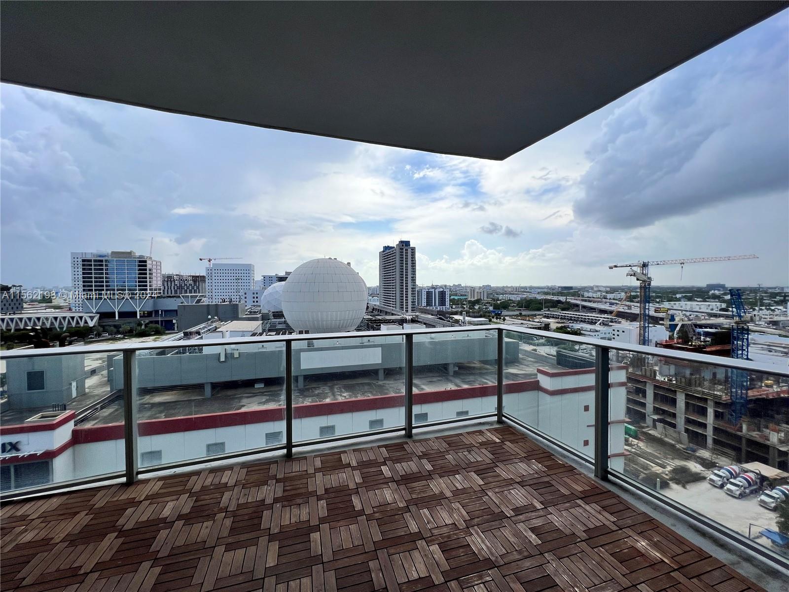 ENJOY PARAMOUNT WORLDCENTER WITH THE BEST AMENITIES IN MIAMI! FANTASTIC LAYOUT WITH LARGE TRUE DEN W